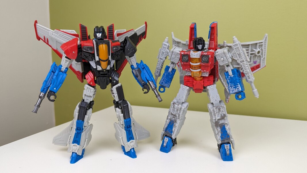 Image Of Reactive Starscream And Bumblebee 2 Pack In Hand From Transformers Game Toys  (7 of 12)